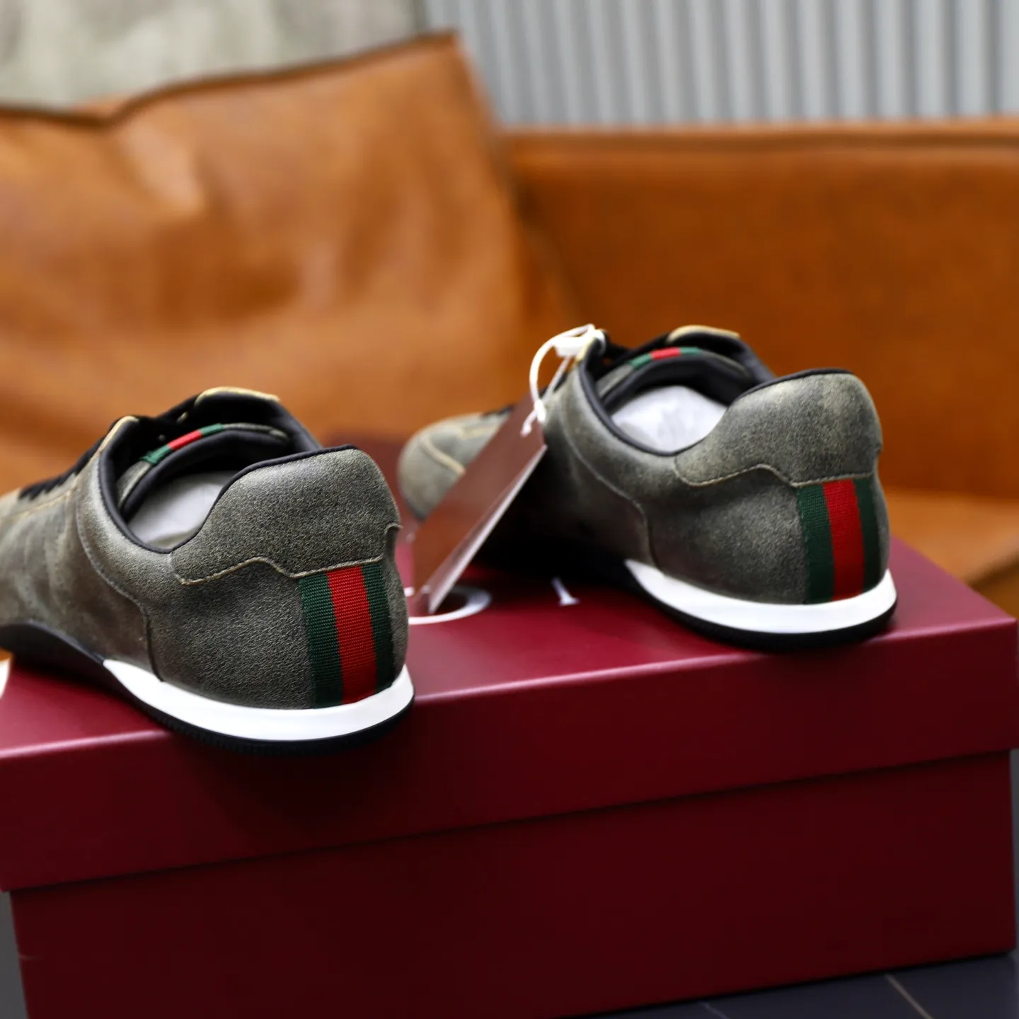 Ex-factory price: 580💰💰Gucci Shift series couple's sports shoes ❗❗ The Gucci Shift series is newly launched, with a lightweight design that reinterprets sports style. The neat silhouette adds a sense of freedom and exudes sophistication when moving. The webbing detail runs like an endless ribbon throughout the design, and the side seam details add a finishing touch. ❗Original development ❗Washed effect cowhide upper ❗Two-color Tpu outsole ❗Size: Female 35-41 Male 39-45